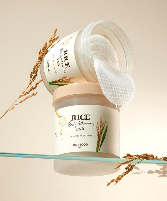 SKINFOOD Rice Brightening Pad 60p 250g de la marque SKINFOOD, coussin de riz sur fond beige, vue produit.