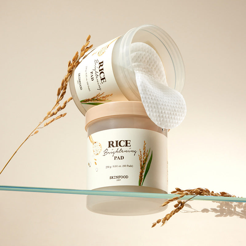 SKINFOOD Rice Brightening Pad 60p 250g de la marque SKINFOOD, coussin de riz sur fond beige, vue produit.