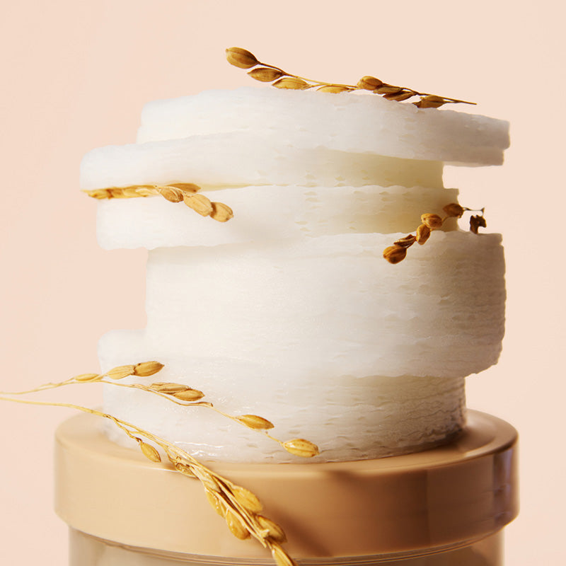 SKINFOOD Rice Brightening Pad 60p 250g : coussinets beauté sur coton et grains de riz, visuel lumineux beige