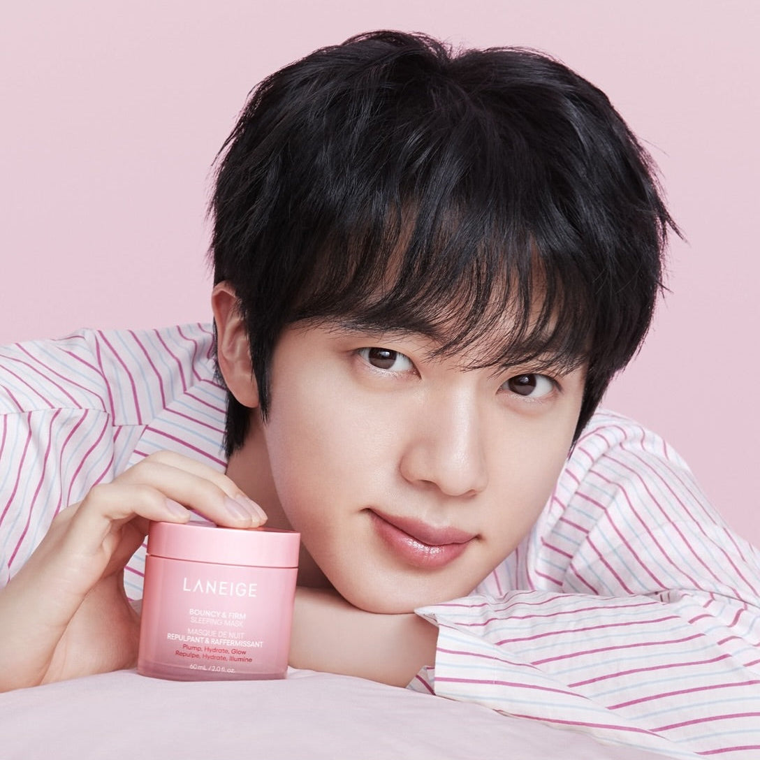 LANEIGE Bouncy & Firm Sleeping Mask – détail n° 1 : pot rose tenu en main sur fond rose