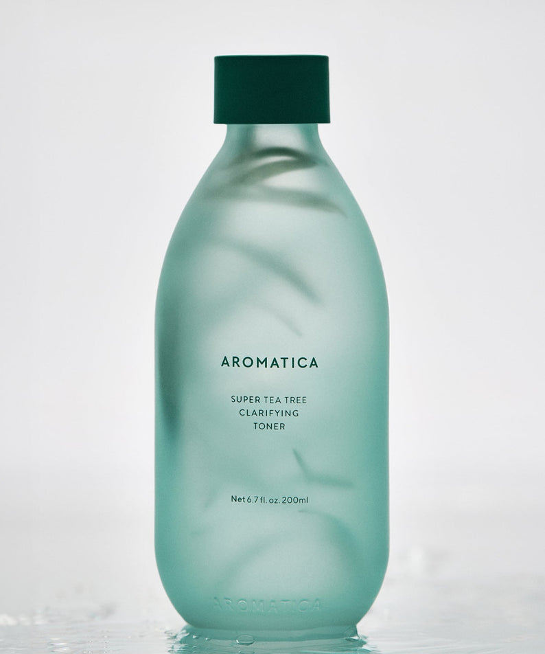 Bouteille de AROMATICA Super Tea Tree Clarifying Toner 200ML sur fond blanc.