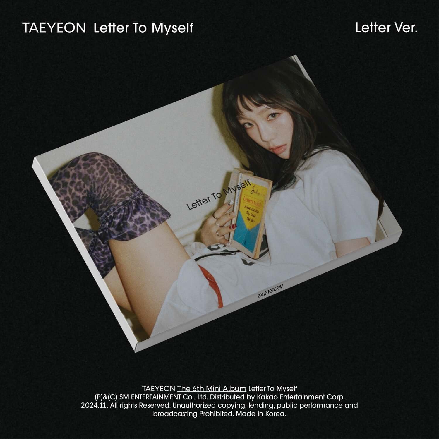 TAEYEON - 6th Album [Letter To Myself] (Letter Ver.) - Album Kpop, couverture avec TAEYEON en tenue blanche sur fond noir