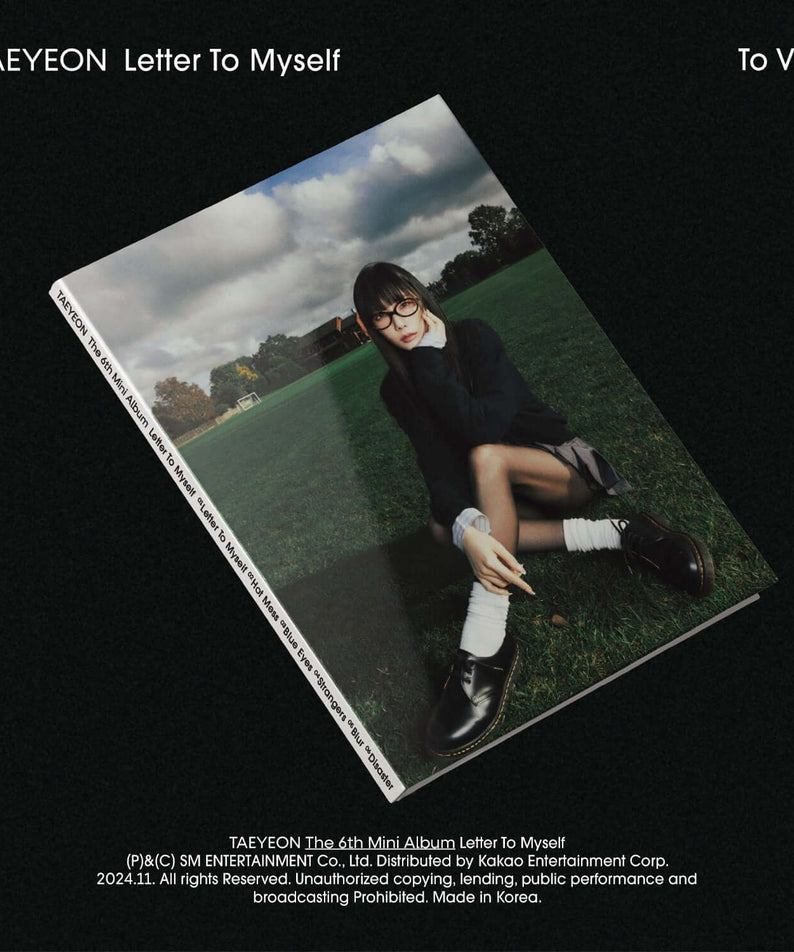 TAEYEON - 6th Album [Letter To Myself] (To Ver.) - Album Kpop, visuel couverture noire avec photo en extérieur.