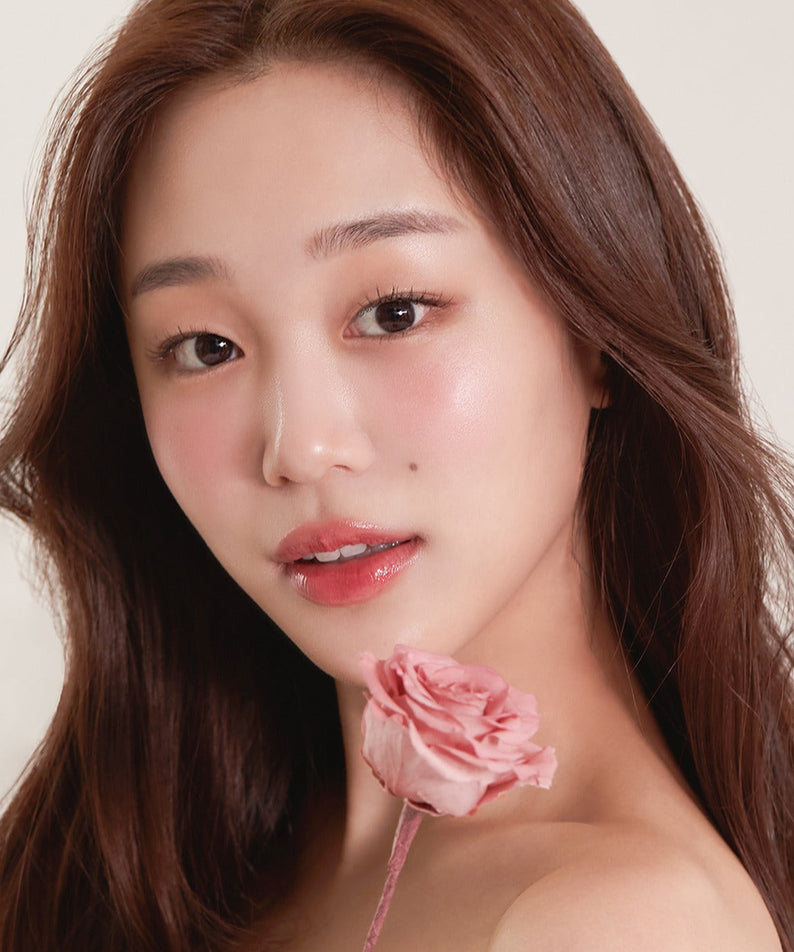 Femme avec une rose, beauté naturelle et douceur florale.