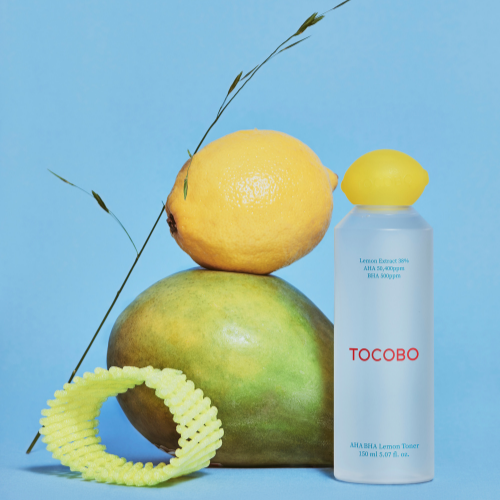 TOCOBO AHA BHA Lemon Toner : flacon bleu avec citrons et ingrédients, sur fond bleu clair, style skincare.