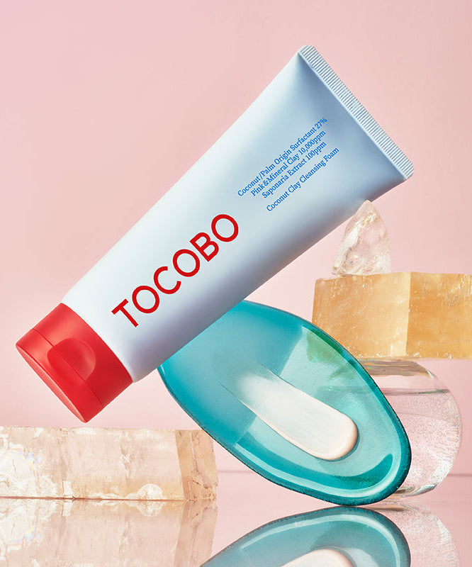 TOCOBO  Coconut Clay Cleansing Foam, tube sur fond rose, avec éponge et savon, contexte soin visage.