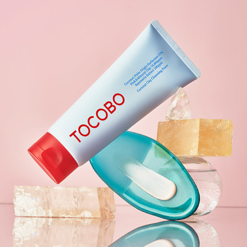 TOCOBO  Coconut Clay Cleansing Foam, tube sur fond rose, avec éponge et savon, contexte soin visage.