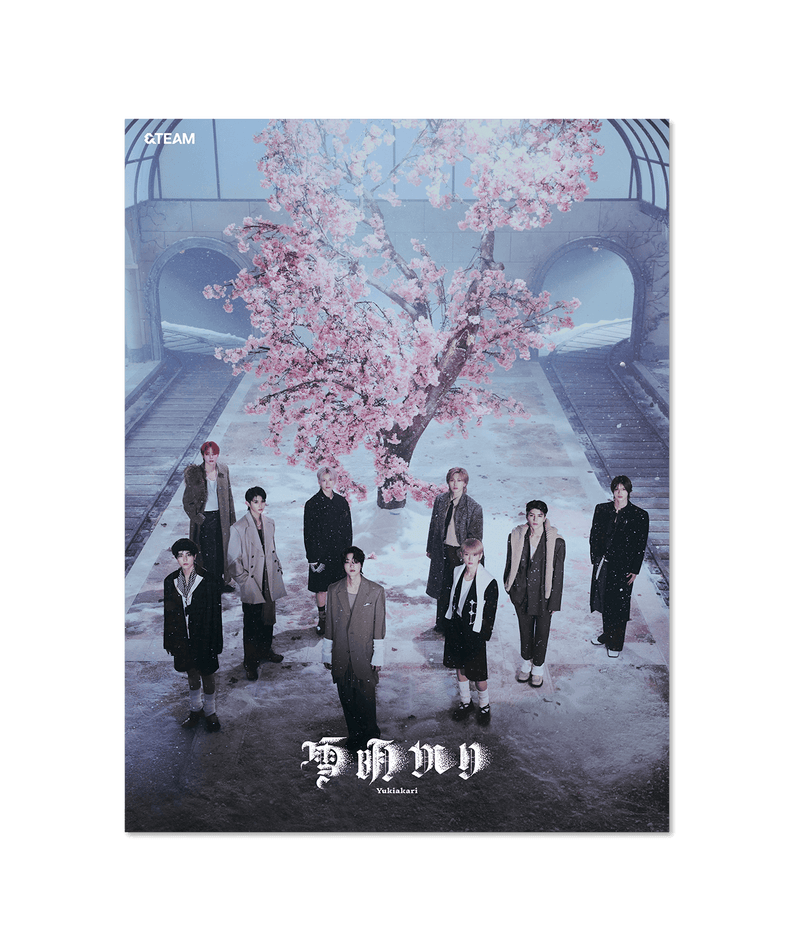 &TEAM - 2nd ALBUM [Yukiakari] LIMITED EDITION - Album Kpop : groupe en tenue devant décor cerisiers en fleurs.