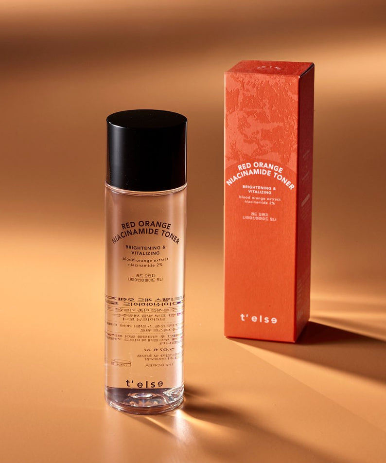 Flacon de Red Orange Niacinamide Toner et boîte sur fond doré, produit de soin de la peau hydratant et éclaircissant par t'else.