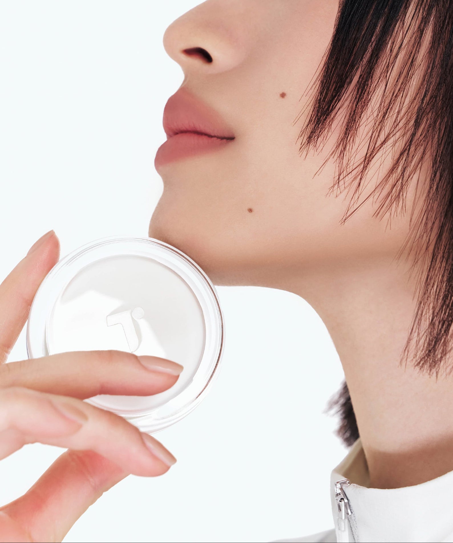 Décris l'image en français: TENSE Hybrid Makeup Saver de la marque TENSE, visage de femme tenant un pot, fond clair.
