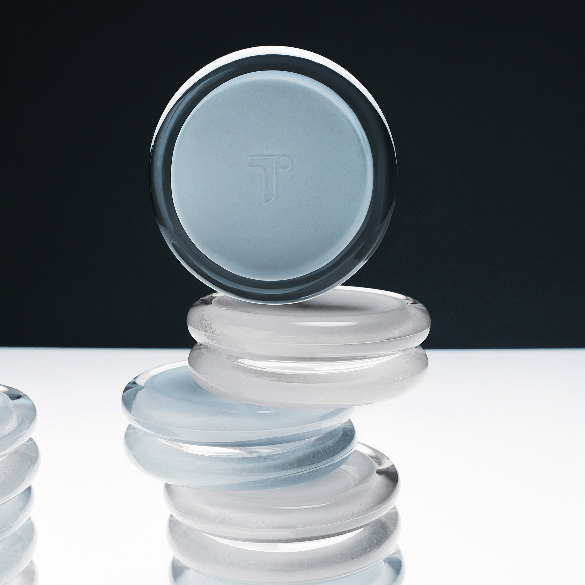 TENSE Hybrid Makeup Saver de la marque TENSE, produit en flacon sur fond blanc et noir, rendu visuel studio.