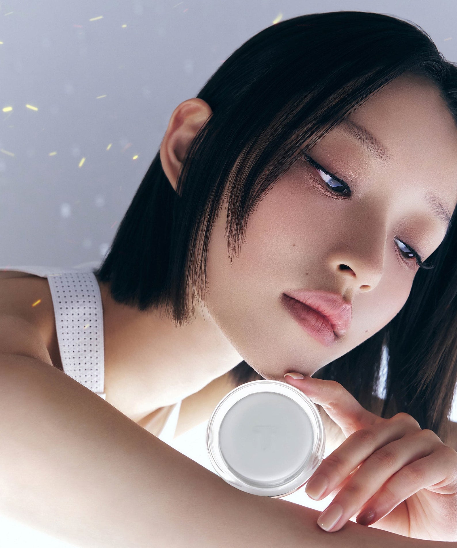 TENSE Hybrid Makeup Saver de la marque TENSE, pot de maquillage en gros plan, femme en lumière douce, décor studio.