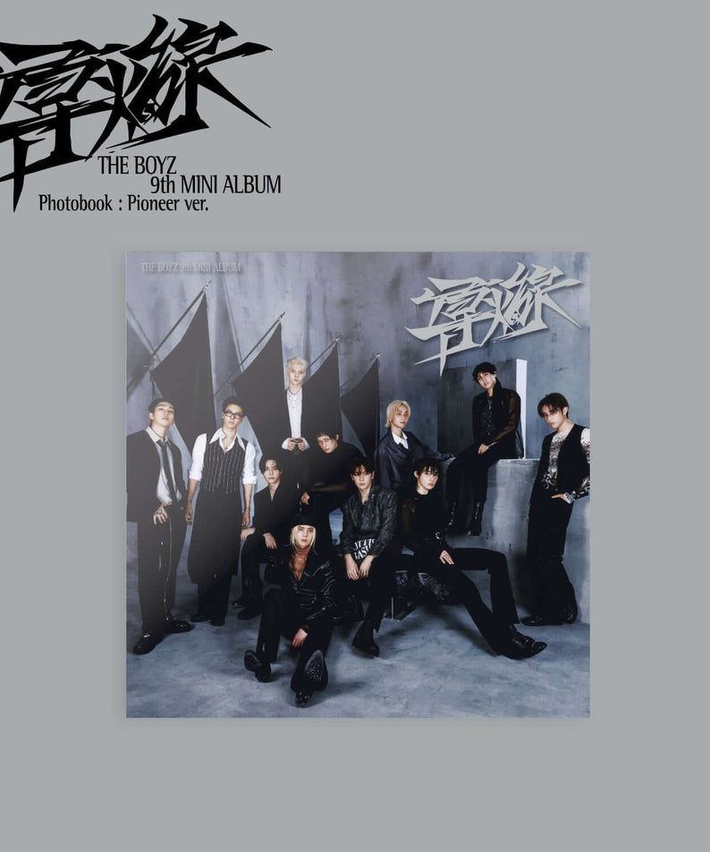 THE BOYZ - 9th Album [導火線 ] Photobook (Pioneer Ver.) - Album Kpop : groupe en pose, pochette bleu-gris, style Kpop.