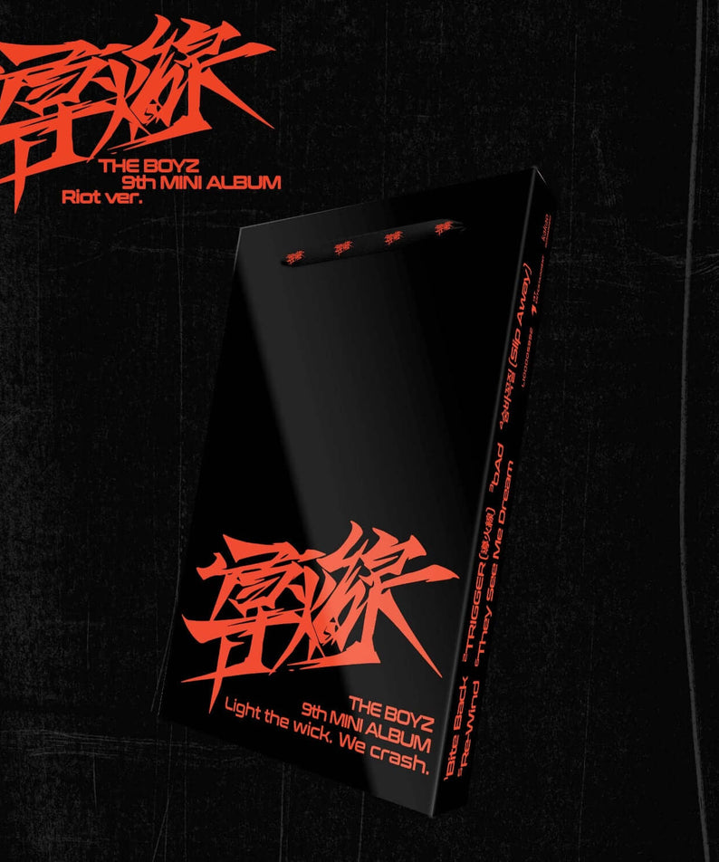 THE BOYZ - 9th Album [導火線 ] Standard (Riot Ver.) - Album Kpop : pochette noire rouge sur fond sombre, style concert.