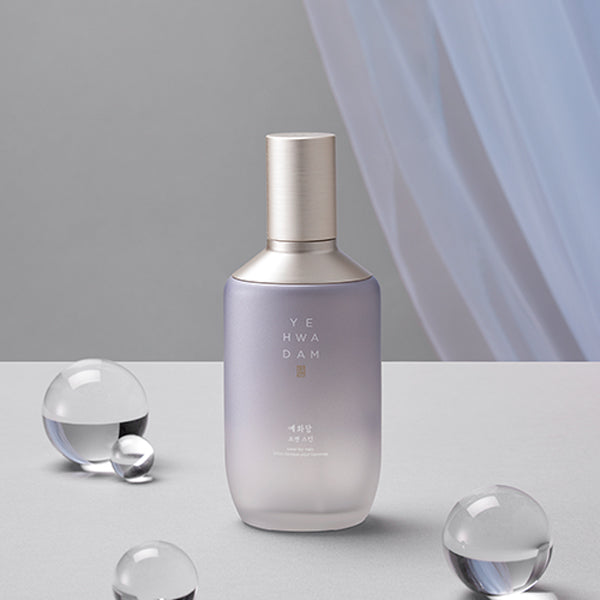 THE FACE SHOP  Yehwadam For Men Skin : flacon crème visage sur fond minimal avec bulles translucides, style spa.