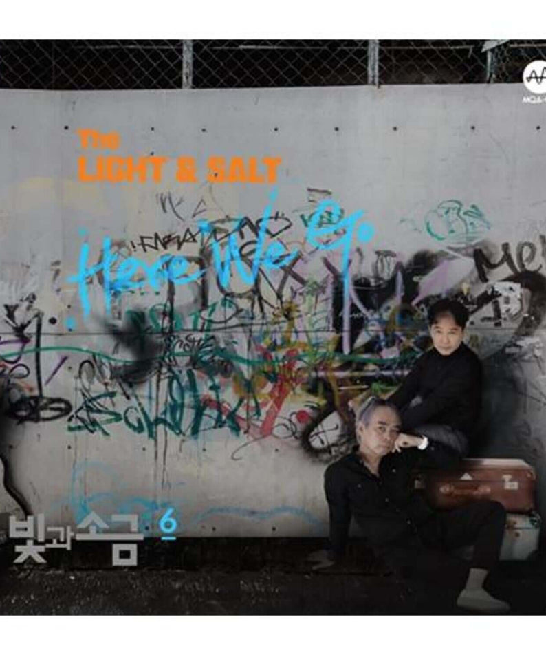 THE LIGHT & SALT - 6th Album [Here We Go] - Album Kpop, visuel rue avec graffitis et duo près d’un mur