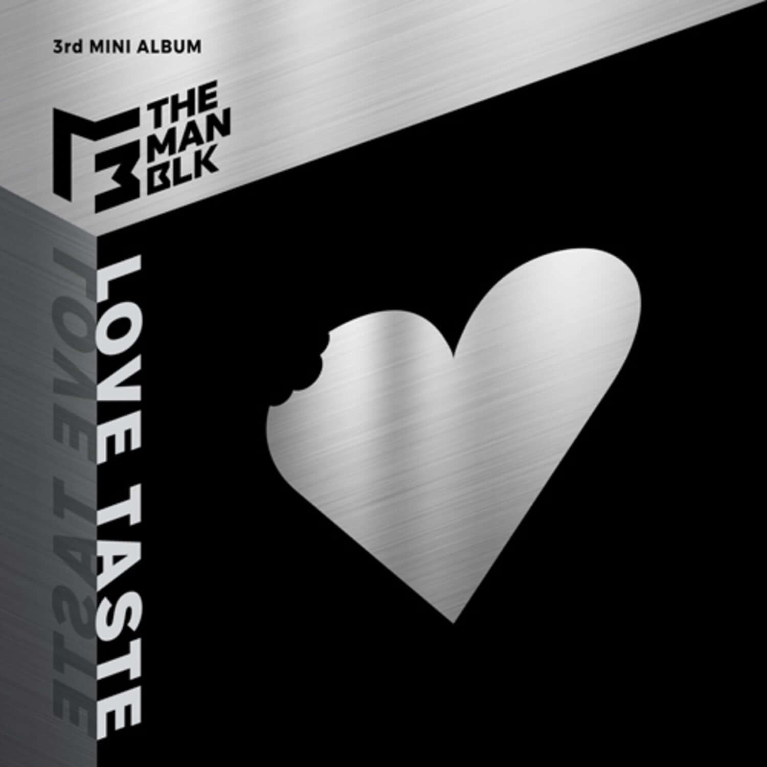 THE MAN BLK - [LOVE TASTE] - Album Kpop, couverture noire et cœur argent, branding THE MAN BLK, visuel studio.