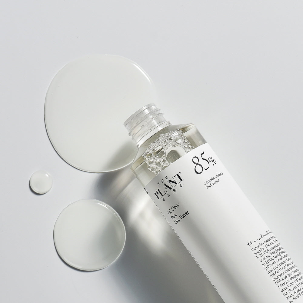 THE PLANT BASE Ac Clear Pure Cica Toner 195ml de la marque sur fond clair, bouteille et flacons, ambiance beauté minimaliste