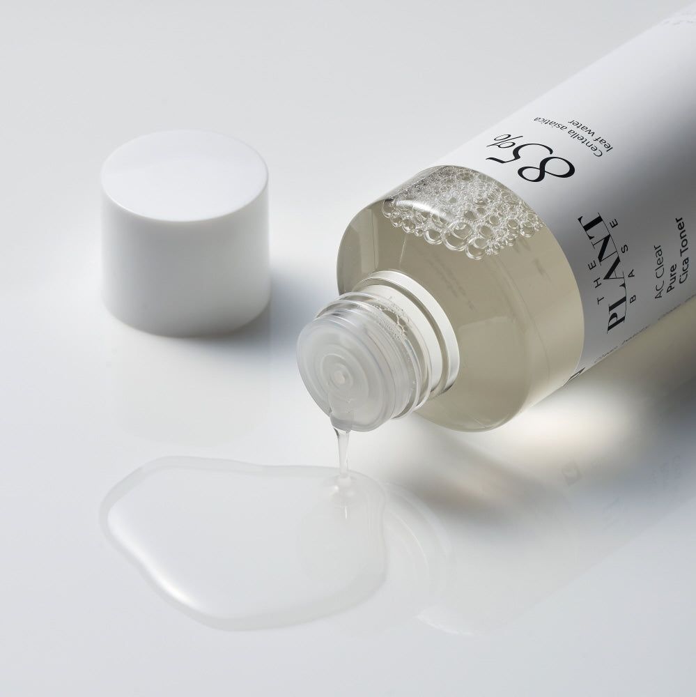 THE PLANT BASE Ac Clear Pure Cica Toner 195ml de la marque, sur fond blanc, texture de toner liquide