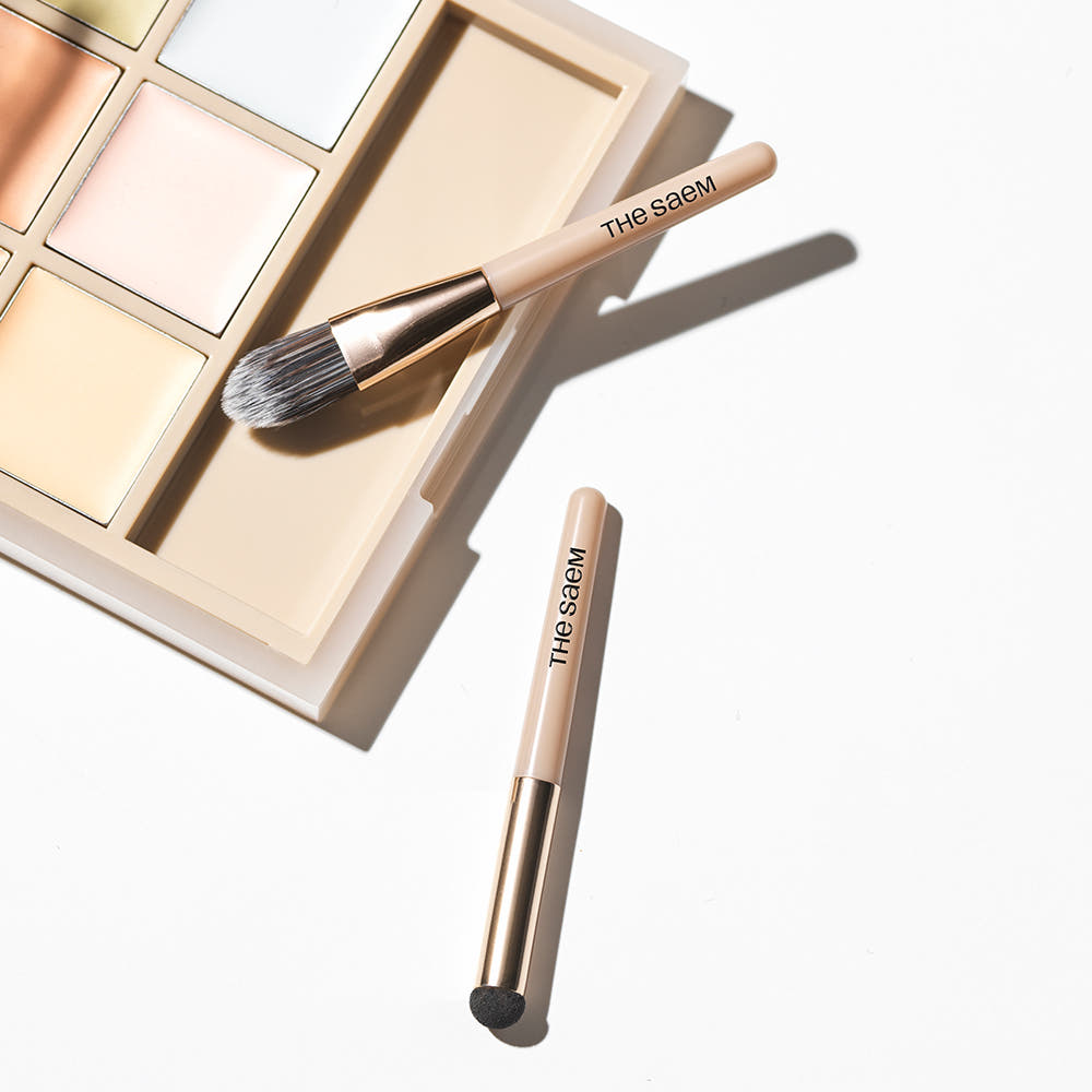 THE SAEM Cover Perfection Concealer Palette de The Saem, palette maquillage et pinceau sur fond clair, lumière studio