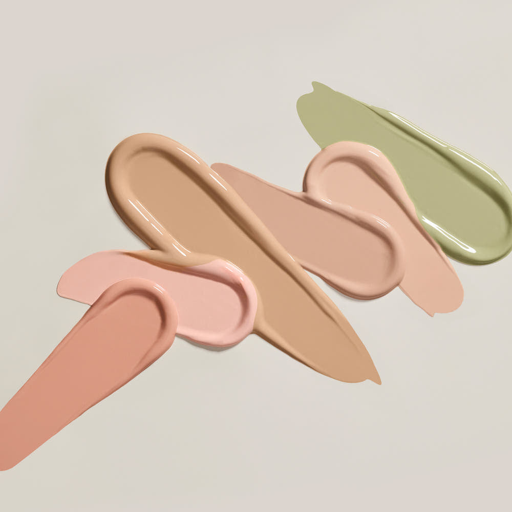 THE SAEM Cover Perfection Pen Concealer de marque THE SAEM, stylo maquillage et swatches de couleurs sur fond clair