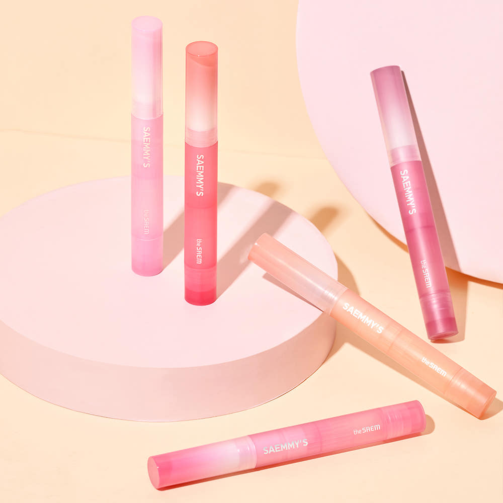 THE SAEM Saemmy's Crema Velvet Lipstick de la marque THE SAEM, présentée en tubes roses sur fond pastel