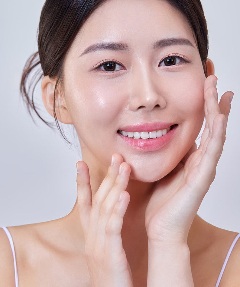 THE SAEM Temptation Age Return Eye Cream 30ml : femme applique une crème contour des yeux, marque THE SAEM, fond clair.