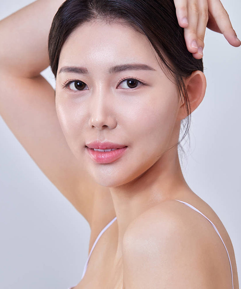 THE SAEM Temptation Age Return Toner 130ml, bouteille sur peau éclatante de femme visage en gros plan, marque The Saem