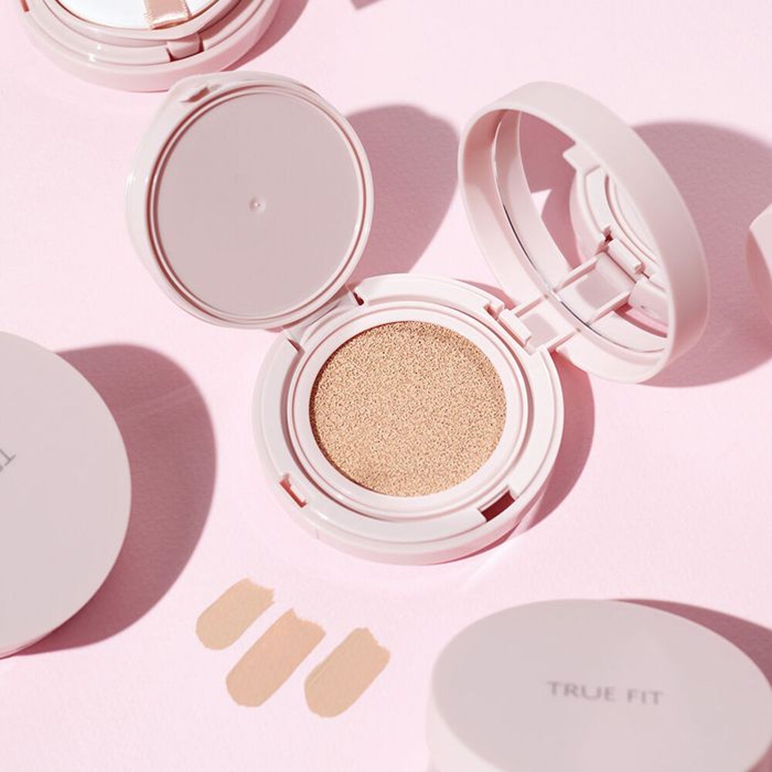 THE SAEM True Fit Glow Cushion, poudre fond de teint rosée avec boîtier ouvert, ambiance maquillage en lumière douce
