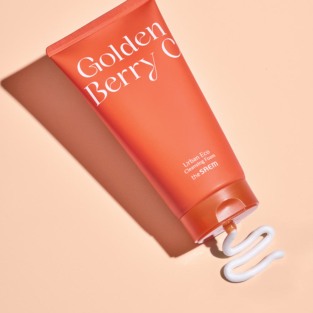 THE SAEM Urban Eco Golden Berry C Cleansing Foam 150ml, tube orange sur fond beige, marque THE SAEM, image produit.