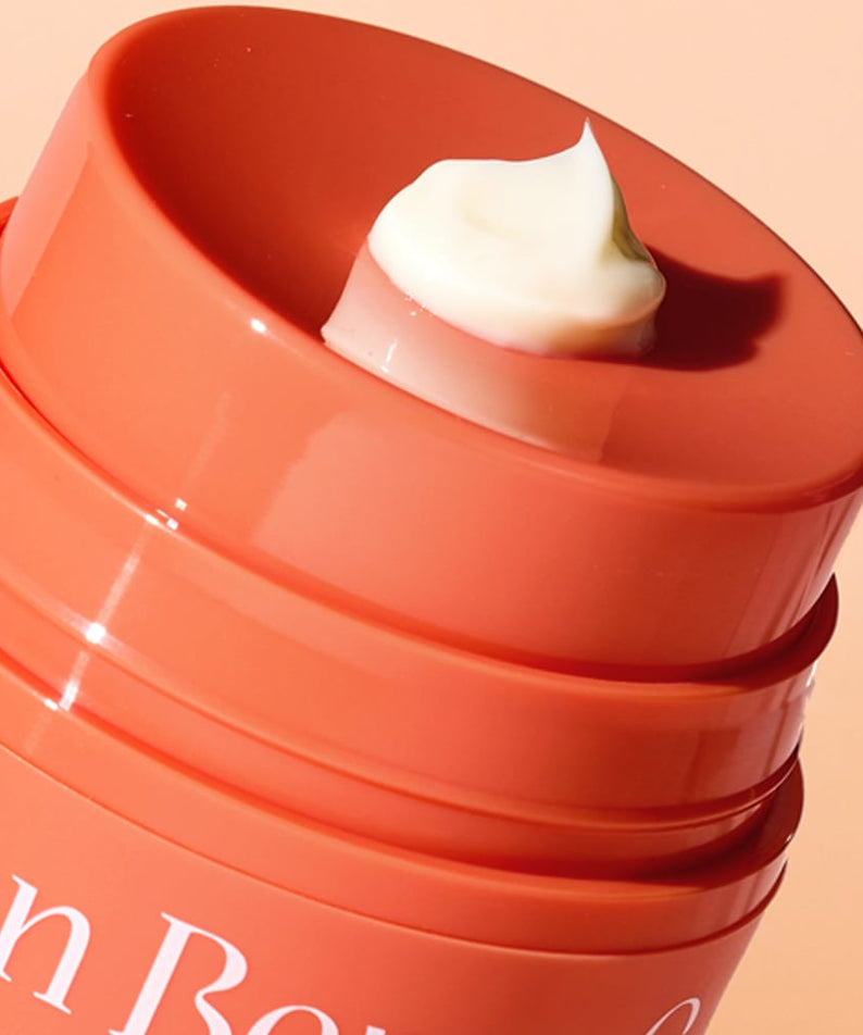 THE SAEM Urban Eco Golden Berry C Eye Cream 30ml, crème contour des yeux, flacon rouge sur fond beige, texture.