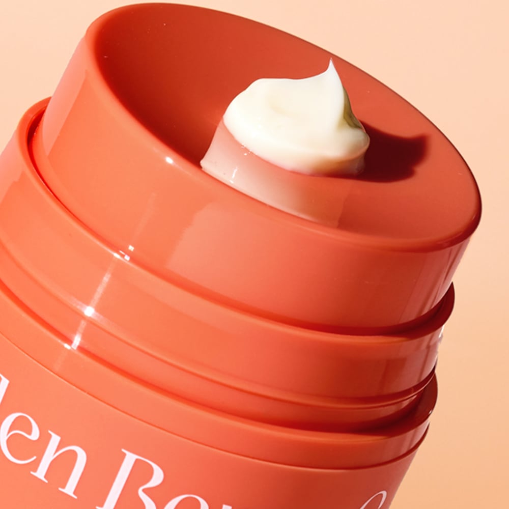 THE SAEM Urban Eco Golden Berry C Eye Cream 30ml, crème contour des yeux, flacon rouge sur fond beige, texture.