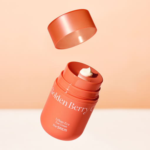 THE SAEM Urban Eco Golden Berry C Eye Cream 30ml, flacon orange, ouvert avec crème blanche sur fond pastel, marque THE SAEM
