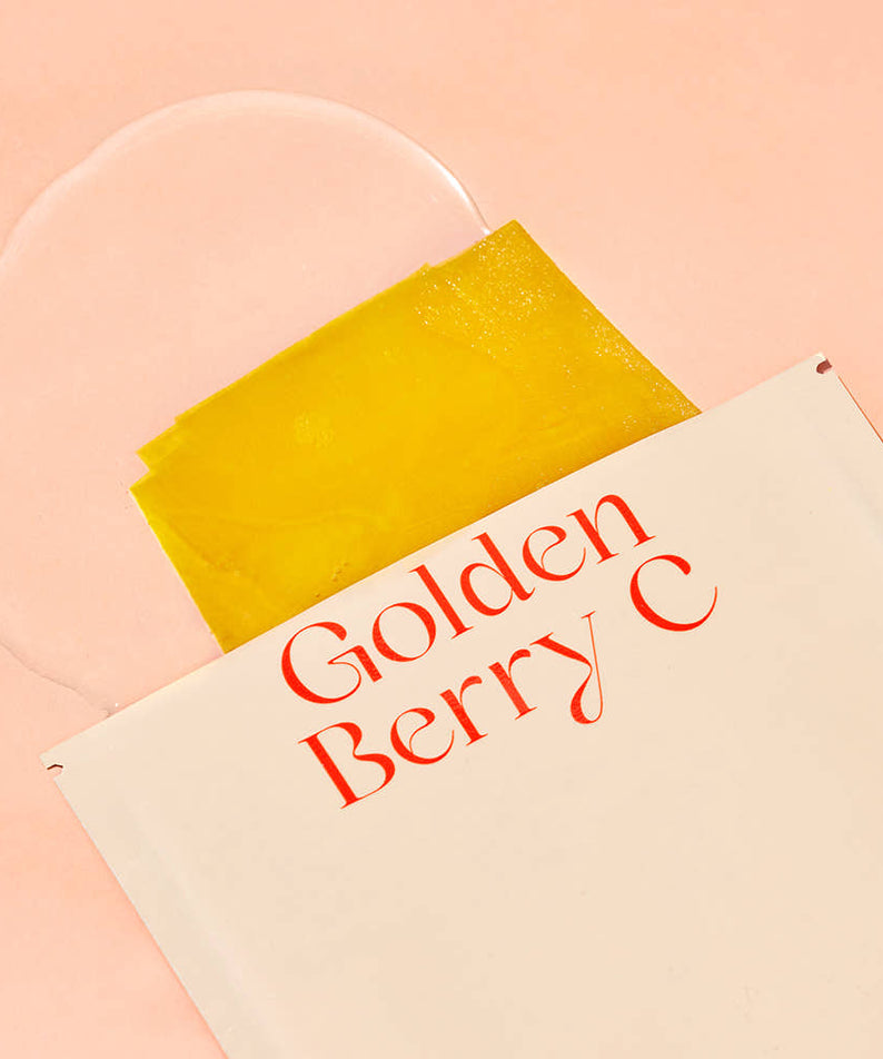 THE SAEM Urban Eco Golden Berry C Mask Sheets 10 Sheets de la marque THE SAEM : masques en feuilles dorées, contexte spa pastel.