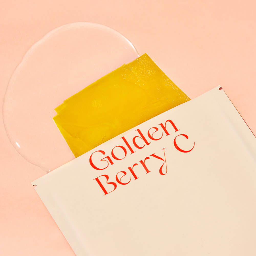THE SAEM Urban Eco Golden Berry C Mask Sheets 10 Sheets de la marque THE SAEM : masques en feuilles dorées, contexte spa pastel.