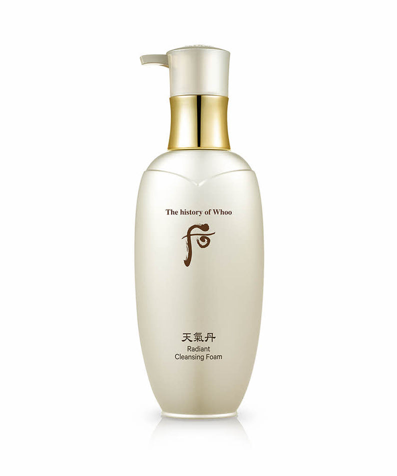 THE WHOO Cheongidan Hwahyan Radiant Cleansing Foam 200ml, bouteille blanche dorée sur fond clair, mousse nettoyante en contexte produit.