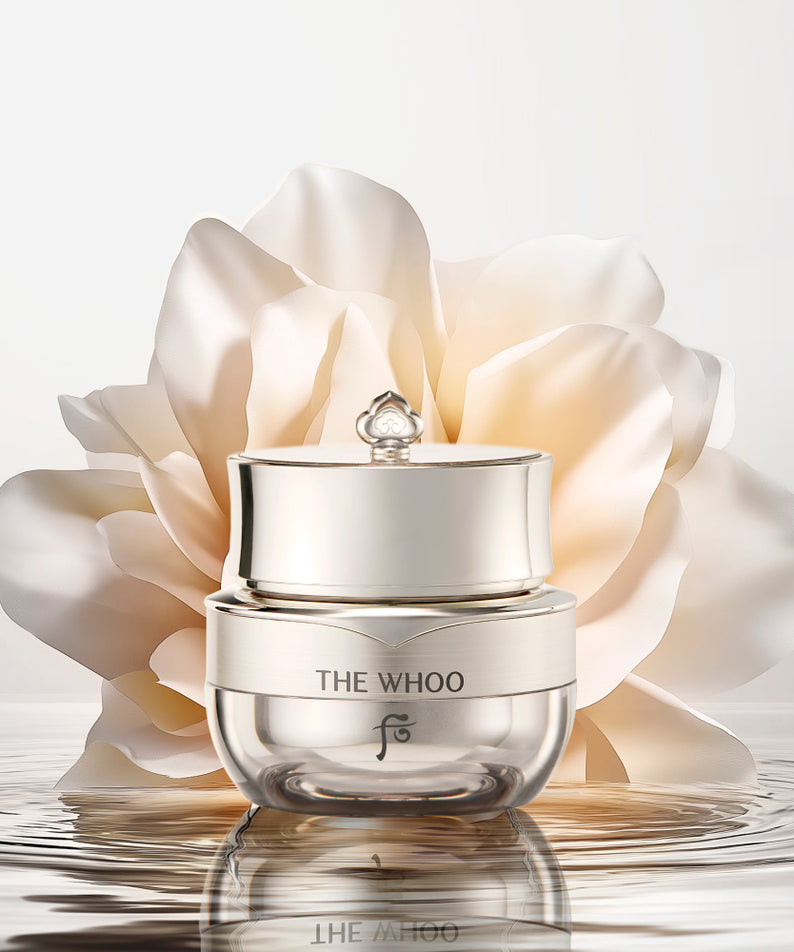 THE WHOO Cheongidan Hwahyun Radiance Eye Cream 20ml devant une fleur blanche élégante, luxe et élégance en beauté.