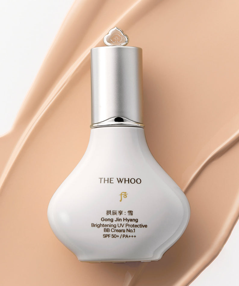 THE WHOO Gong Jin Hyang Brightening UV Protective BB Cream de la marque THE WHOO, flacon sur fond crème, maquillage UV