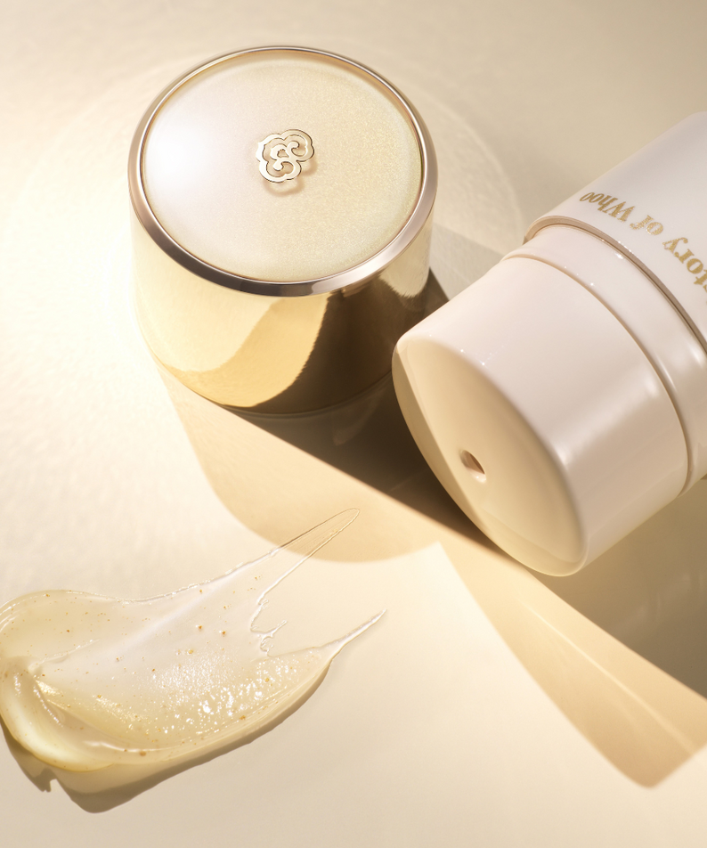 THE WHOO Royal Essential Golden Lip Serine 15ml présenté avec couvercle doré et texture luxueuse sur fond clair.