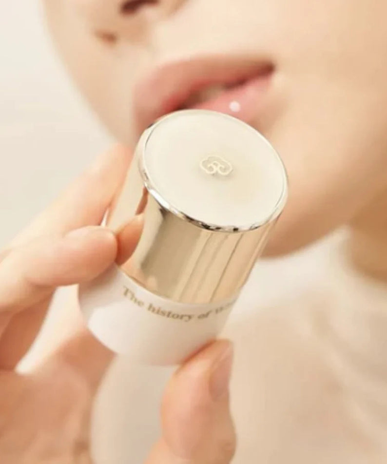 Application du sérum pour lèvres THE WHOO Royal Essential Golden Lip Serine 15ml sur des lèvres, beauté et soin luxueux.