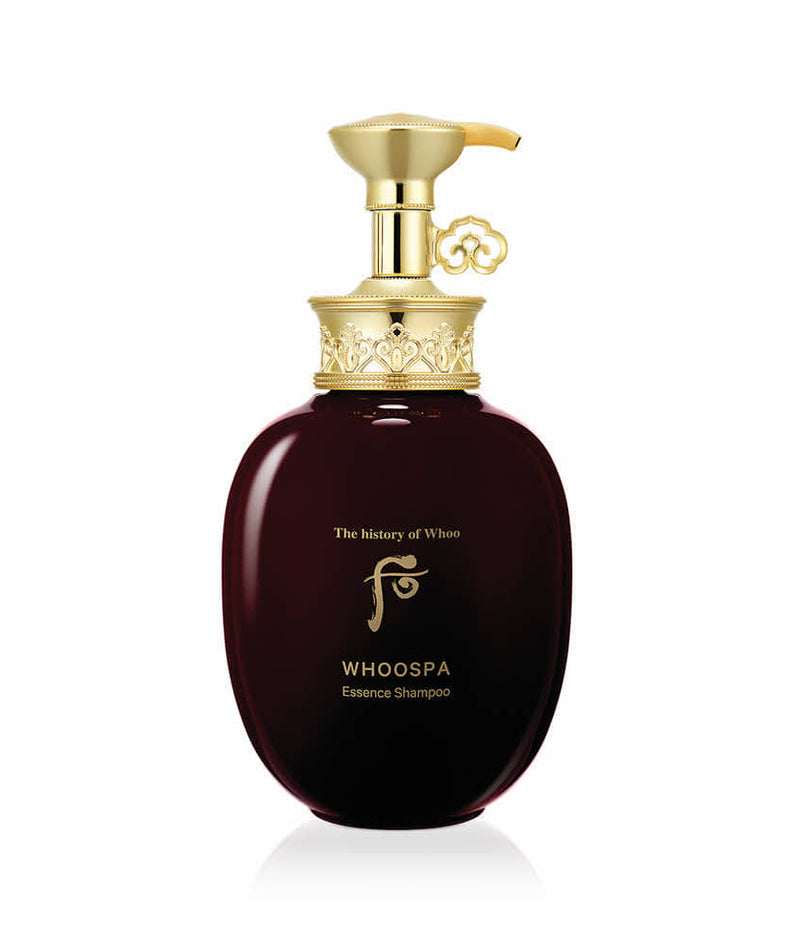 Flacon élégant du THE WHOO Whoo Spa Essence Shampoo 350ml avec pompe dorée, design luxueux, produit soin capillaire.