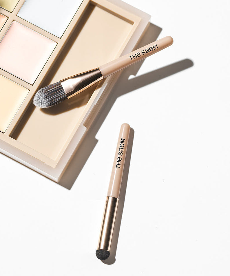 Palette et pinceaux THE SAEM Cover Perfection Concealer Palette sur fond blanc, pour un teint parfait.