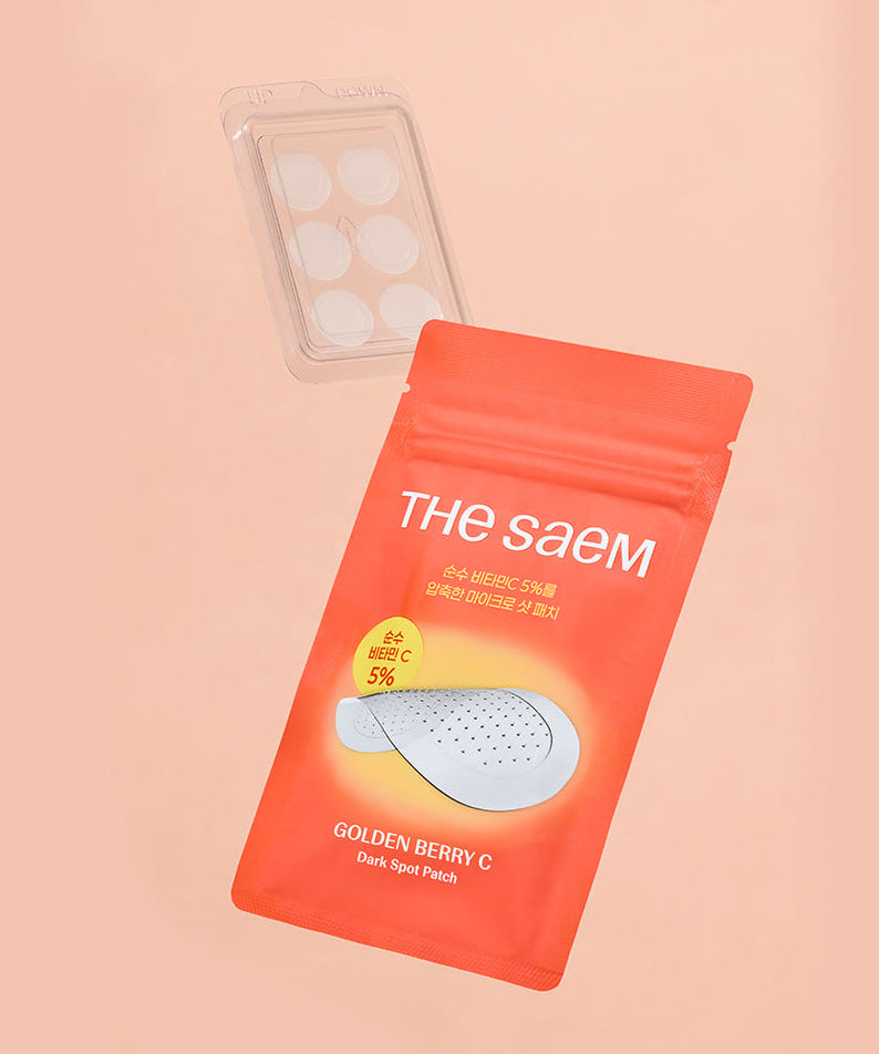 Emballage du produit THE SAEM Golden Berry C Dark Spot Patch sur fond rose, traitement des taches sombres.
