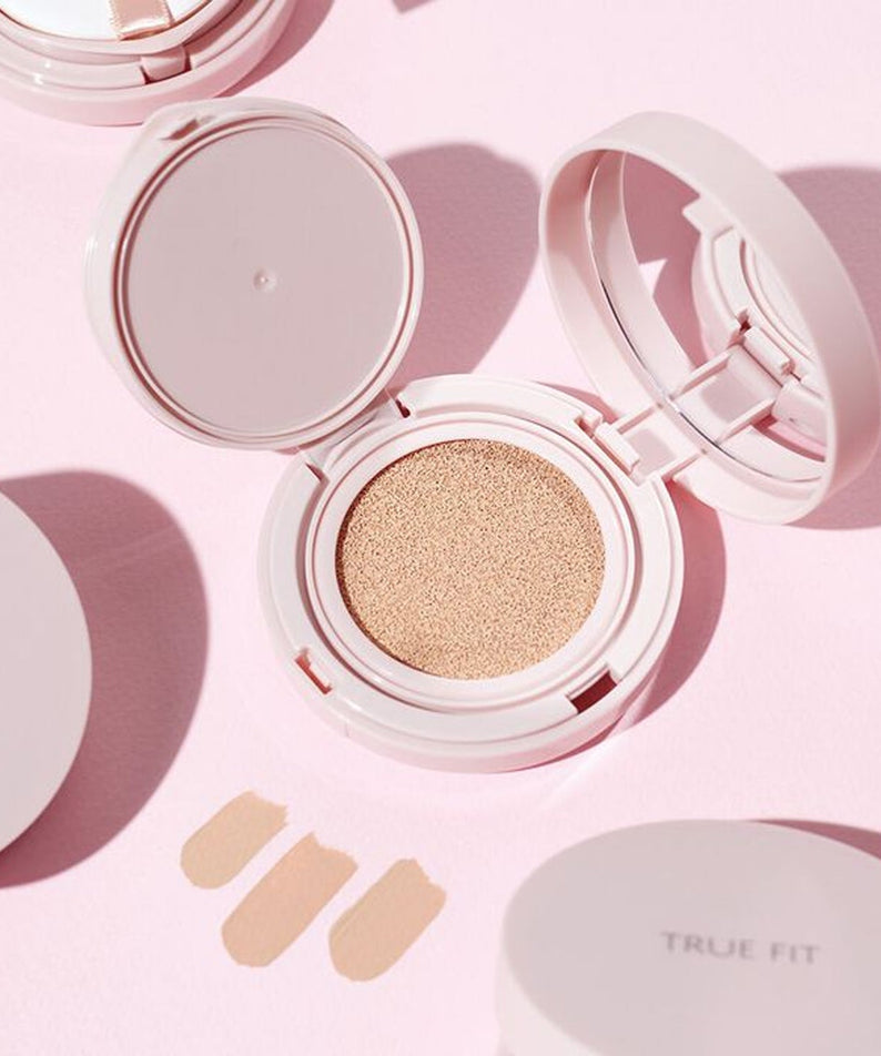 Coussin de maquillage THE SAEM True Fit Glow Cushion ouvert sur fond rose, montrant la texture lumineuse et les nuances disponibles.
