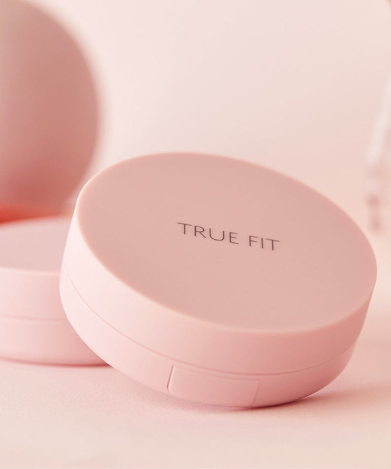 THE SAEM True Fit Glow Cushion dans son emballage rose, montrant l'élégance du produit cosmétique pour un teint lumineux.