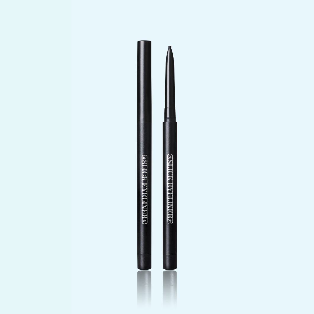 TIP TOE Slick Eyeliner de TIP TOE, deux stylos noirs sur fond bleu clair, rendu maquillage yeux