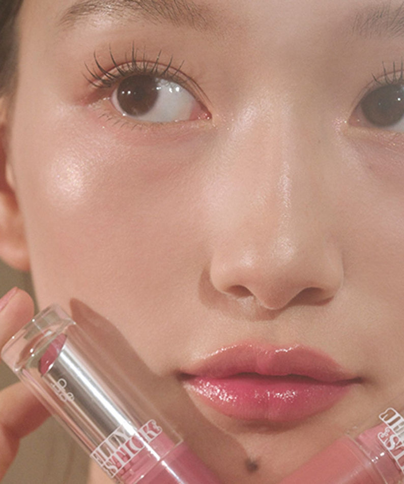 Femme appliquant le TIP TOE Jelly Stick Plan pour un look éclatant et naturel.