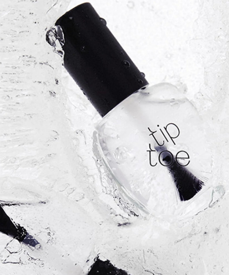 TIP TOE Sheer Topcoat Nail Polish posé sur glace, vernis transparent idéal pour brillance et protection des ongles.