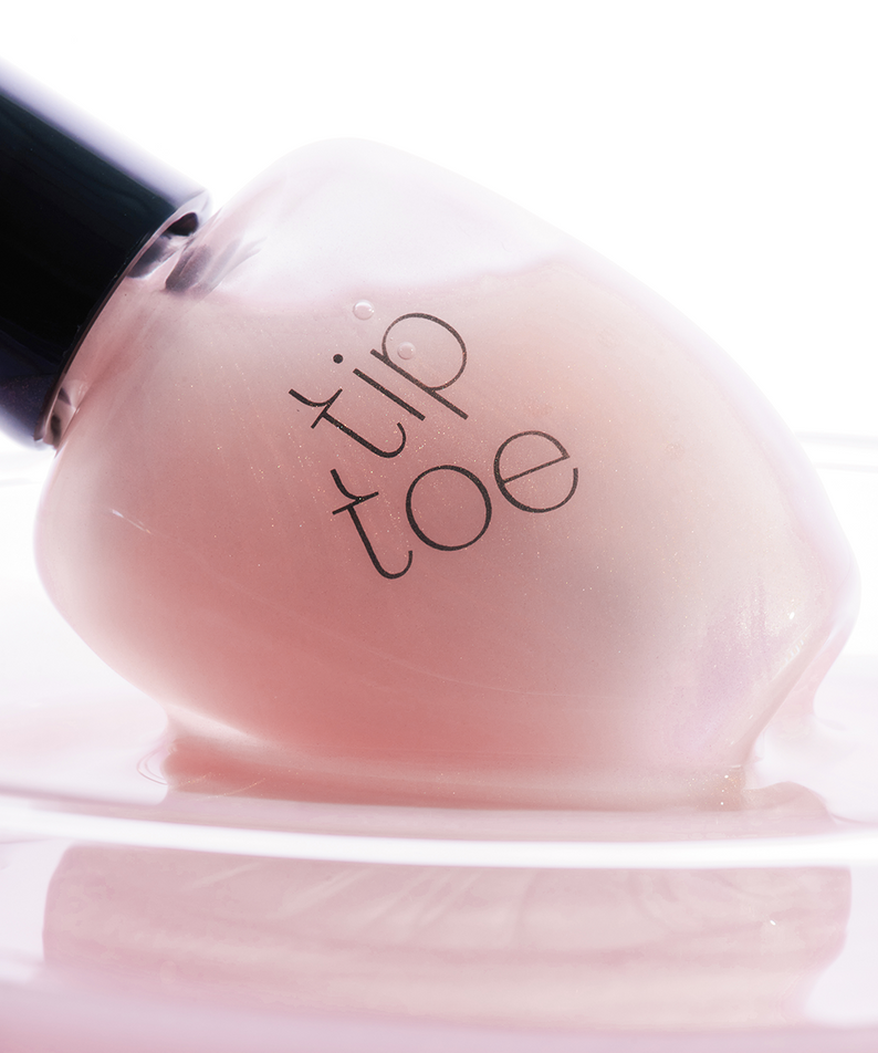 TIP TOE Sheer Topcoat Nail Polish dans une bouteille élégante.