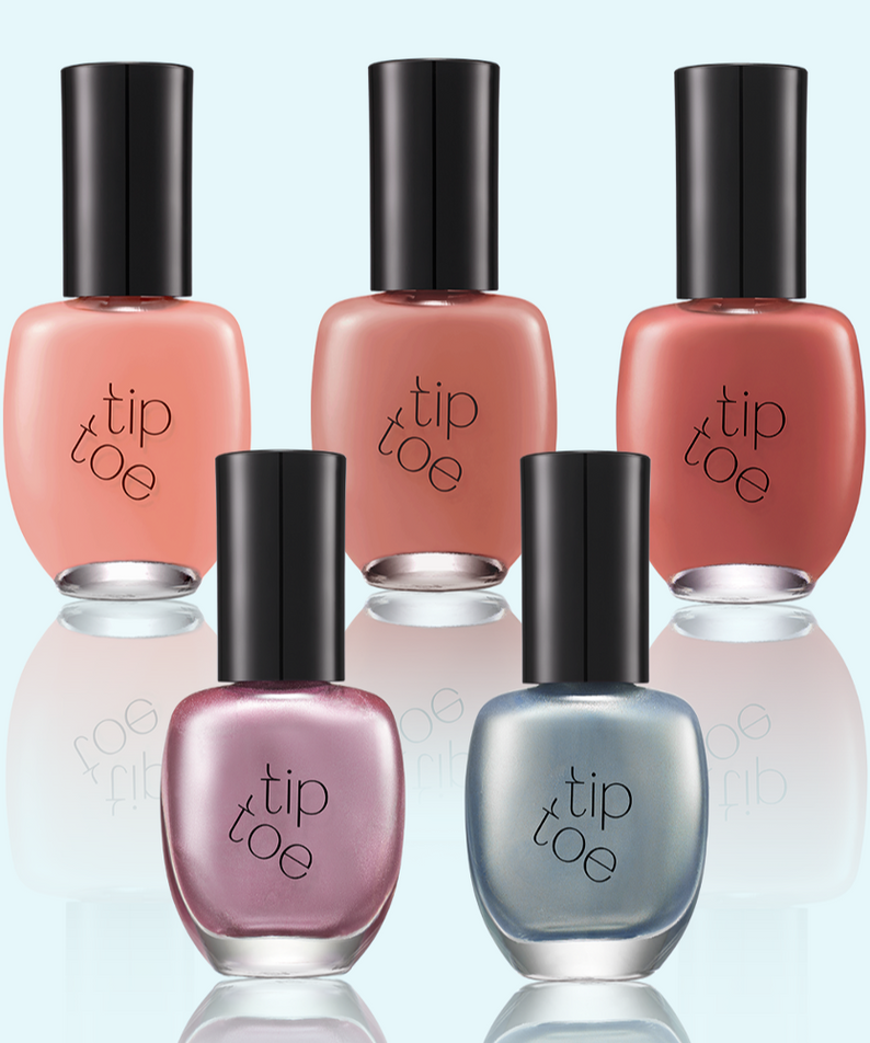 Collection de vernis TIP TOE Syrup & Paint & Shimmer Nail Polish, cinq bouteilles de couleurs variées sur fond bleu.